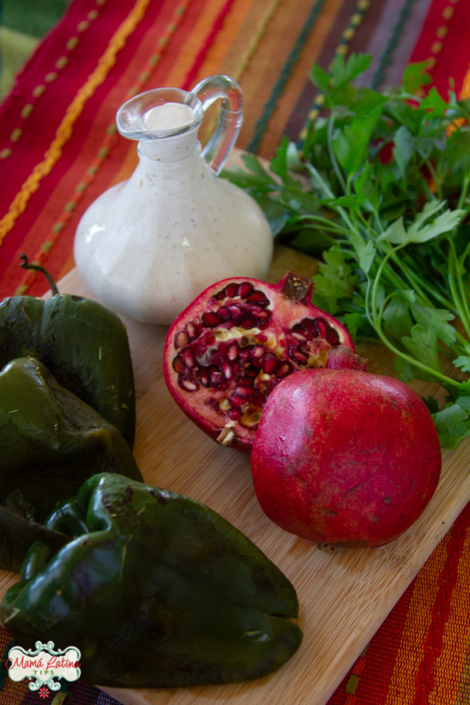 Chiles poblanos, nogada, perejil y granada