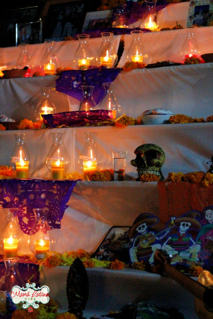 Veladoras en altar de muertos