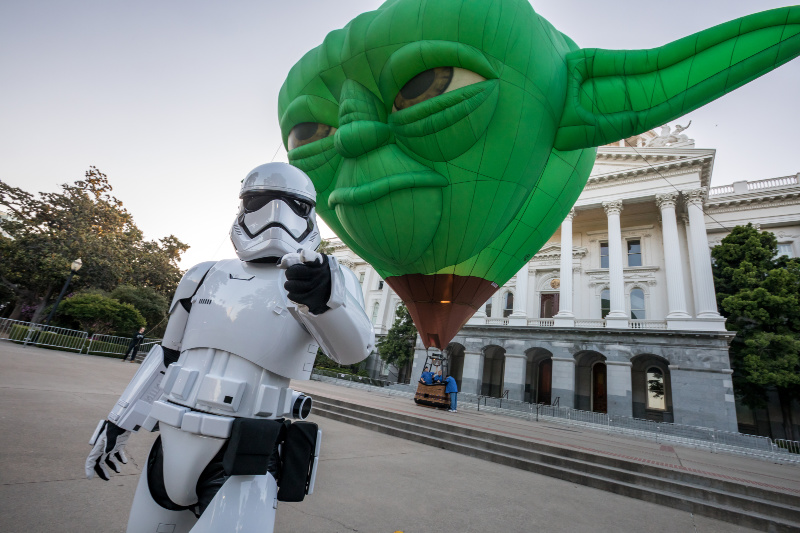 Storm Trooper junto a un globo aerostático de Yoda