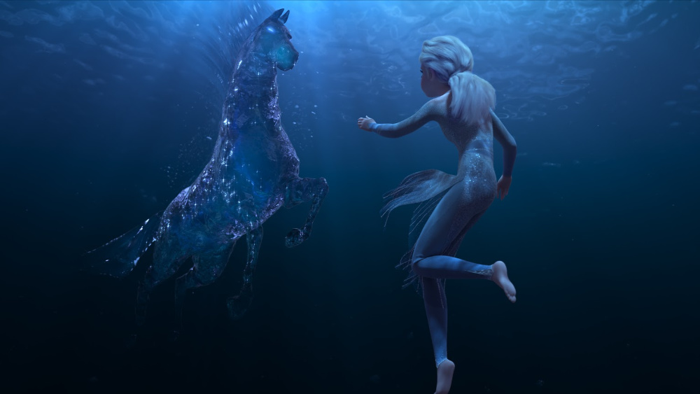 Escena de Frozen 2 Elsa bajo el agua con un caballo mágico