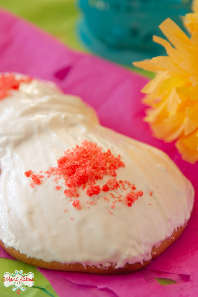 pan de muerto con glaseado blanco y azúcar rosada