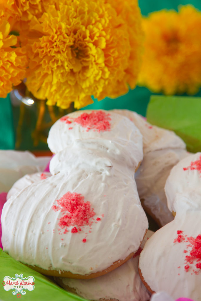 pan de muerto de Acámbaro junto a cempasúchil