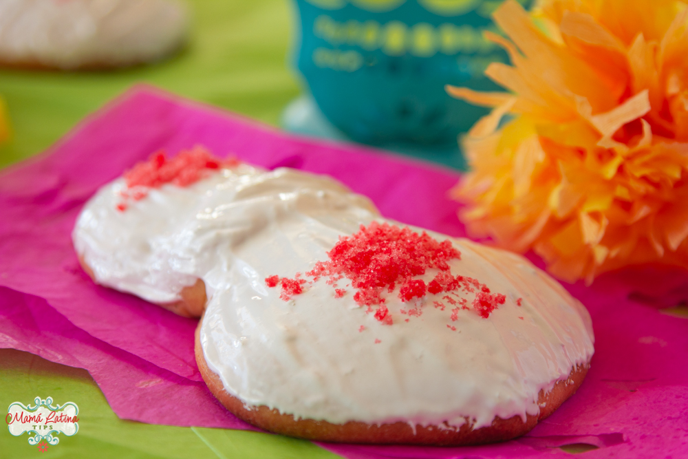 pan de muerto con glaseado de merengue y azúcar rosada