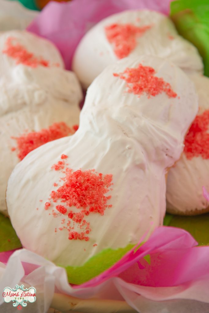 Pan de muerto glaseado blanco con azúcar rosada