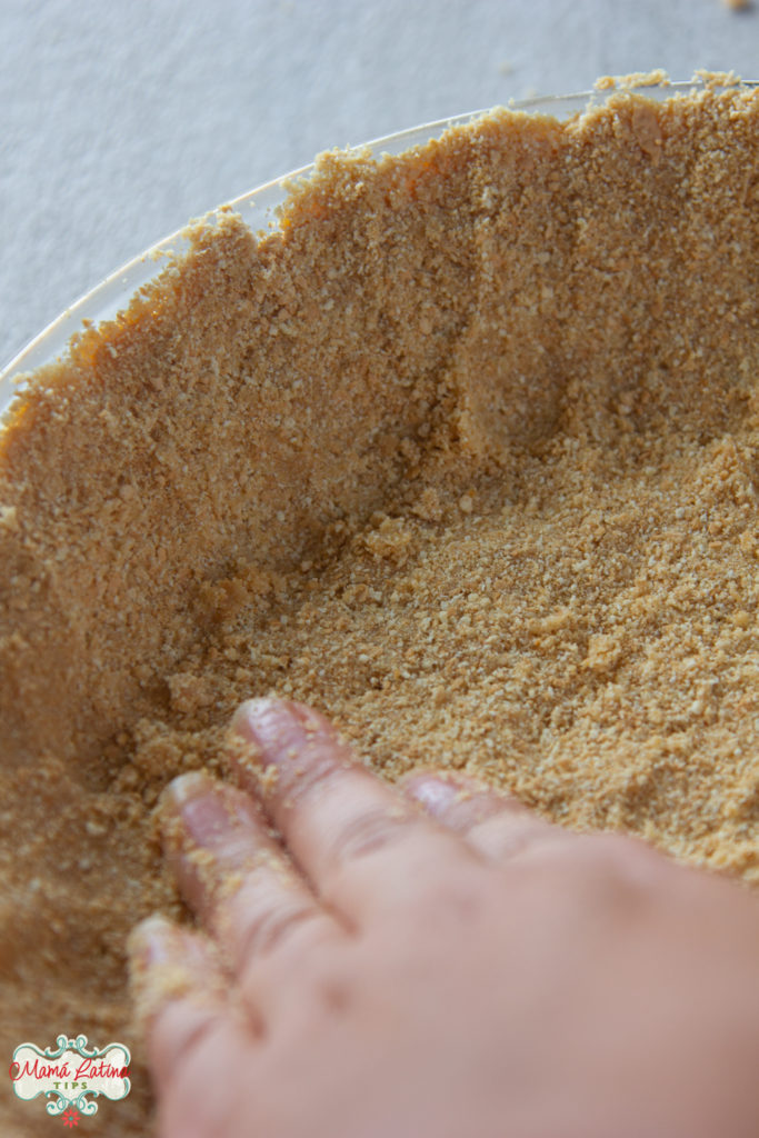 Una mano formando una costra de galleta.