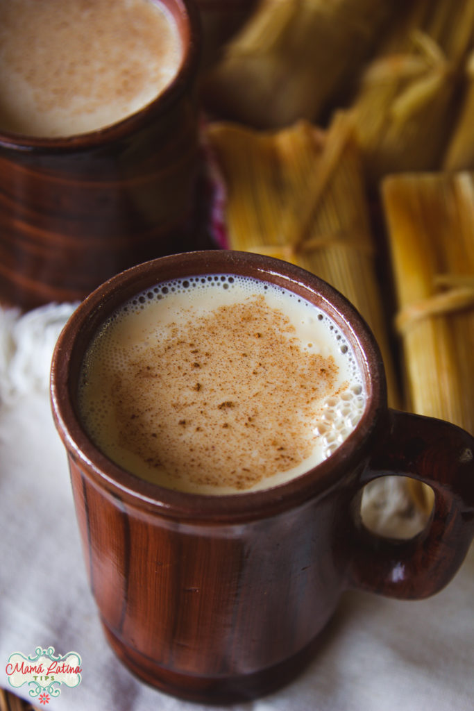 Atole de caramelo en taza de cerámica café