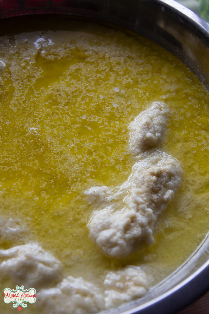Un tazón con aceite de oliva permeando masa harina