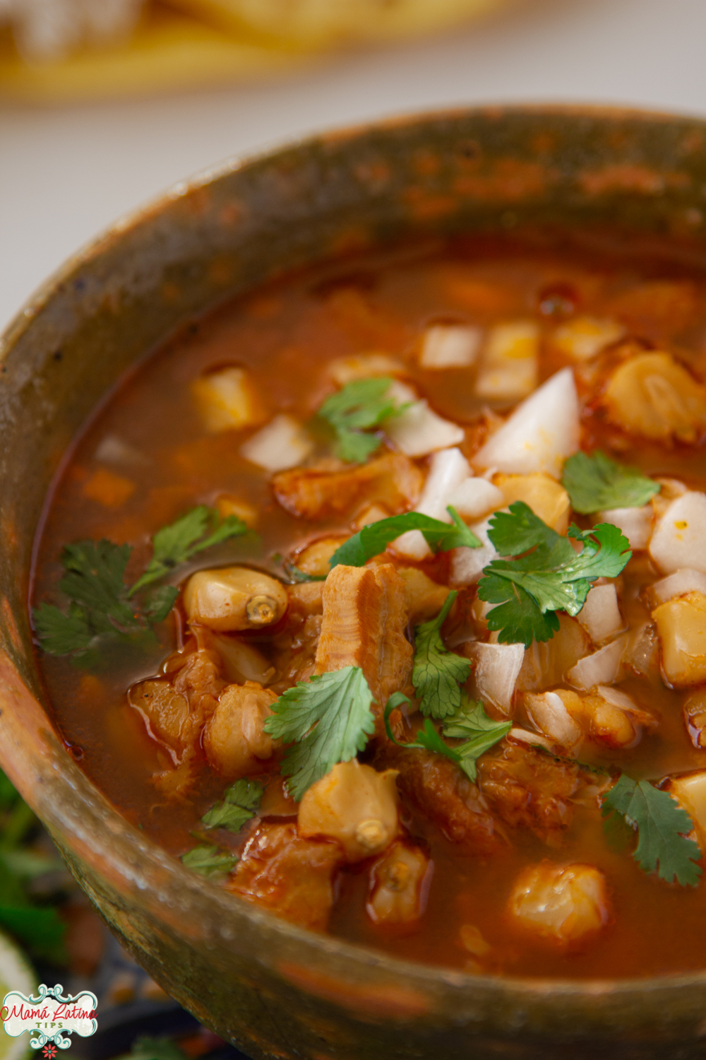 menudo servido en un plato de barro