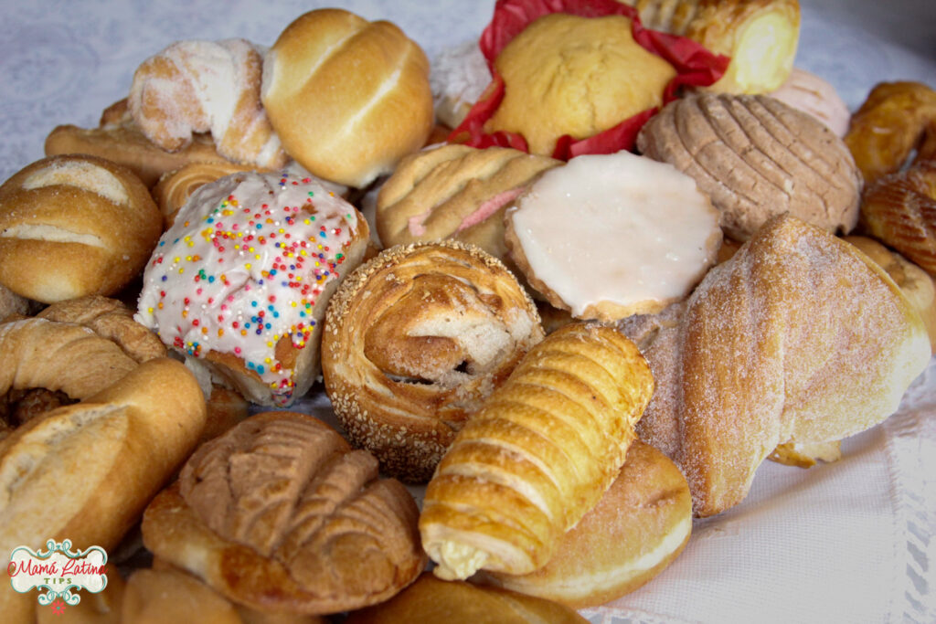 diferentes tipos de pan dulce mexicano en una charola