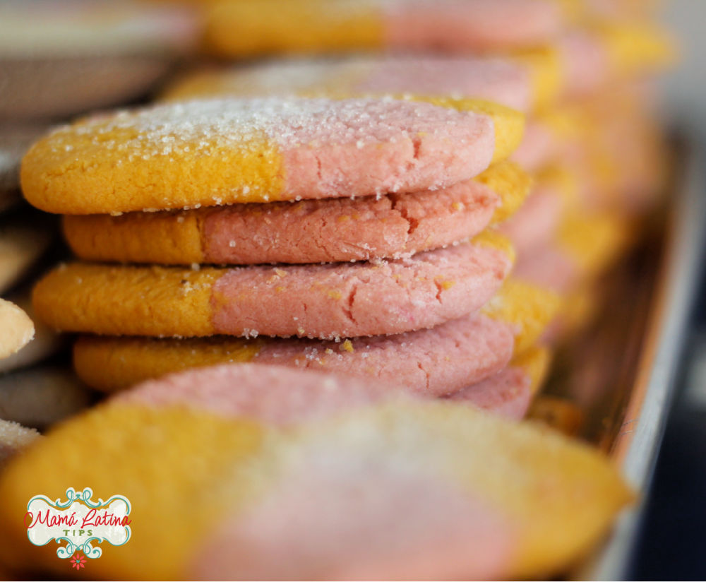 Una torre de polvorones rosados con amarillo