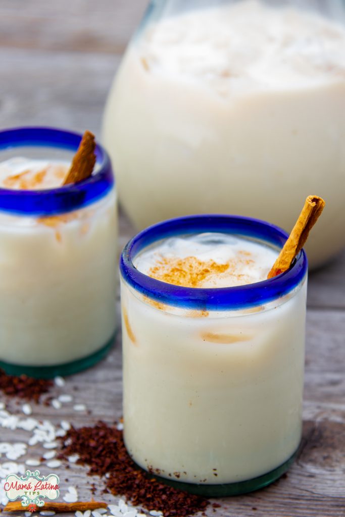 Dos vasos de vidrio mexicanos con agua de horchata de café.