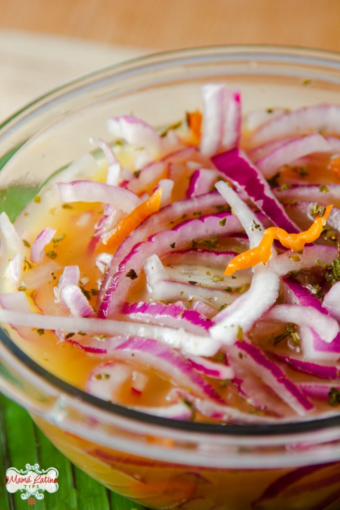 cebolla morada y habanero rebanado en escabeche