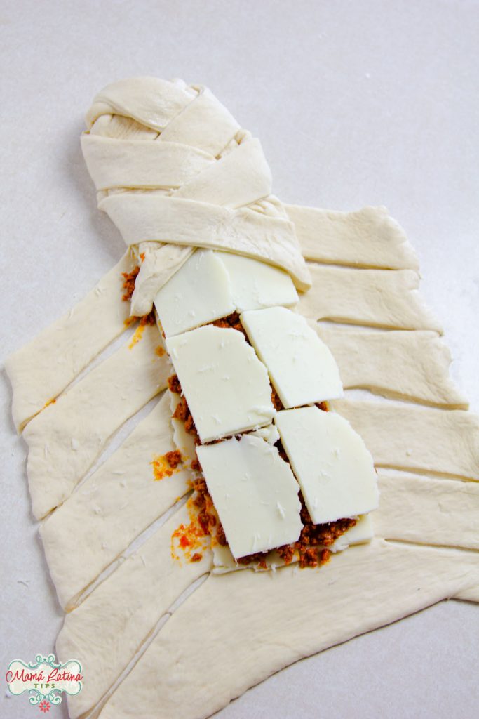 Imagen mostrando el trenzado del pan que va relleno de chorizo y queso