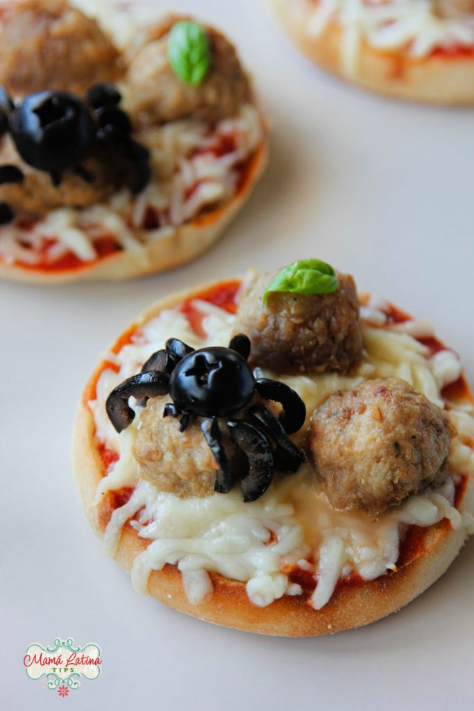 mini pizzas de albóndigas para Halloween, con queso y una araña de aceituna