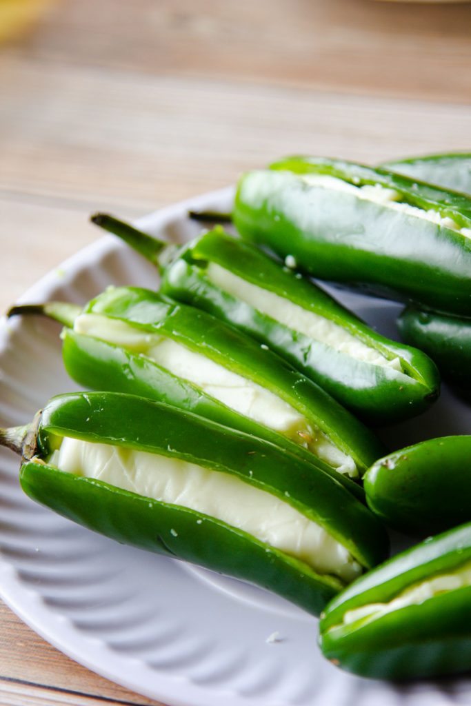 chiles jalapeños rellenos de queso blanco