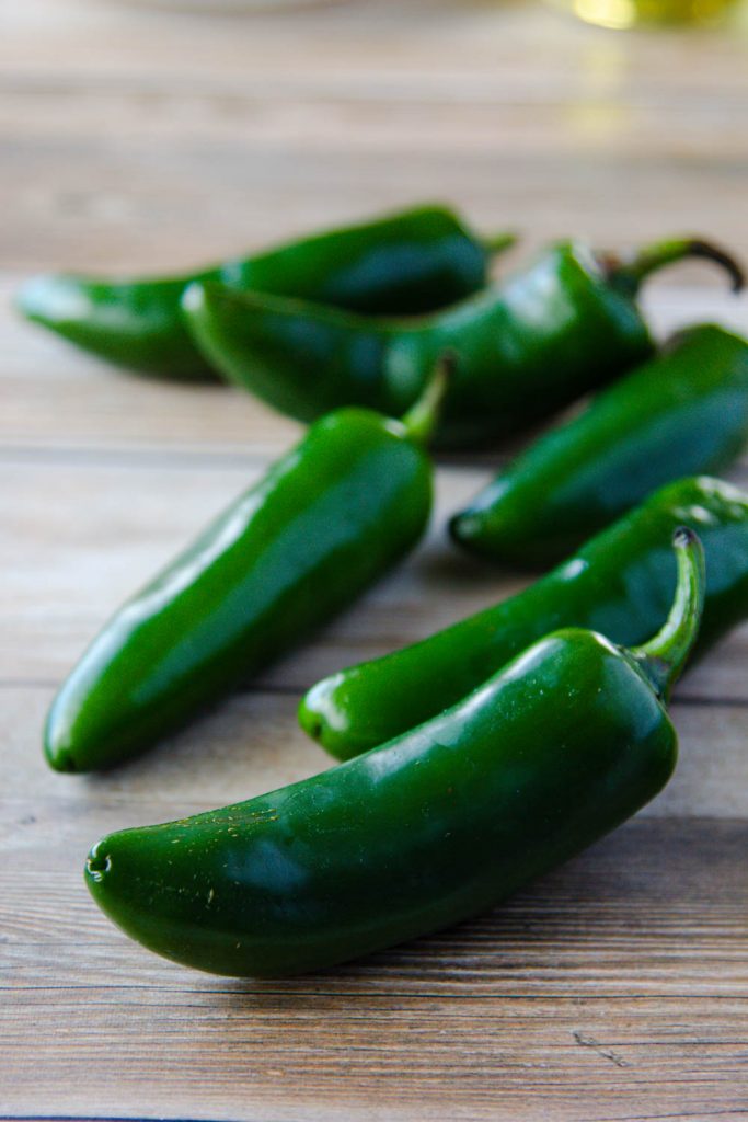 chiles jalapeños sobre una mesa de madera