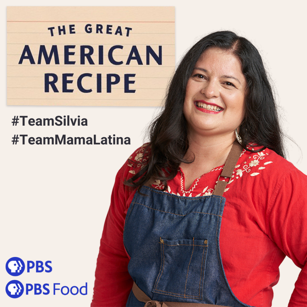 Silvia Martinez concursante del programa The Great American Recipe vistiendo una blusa roja y un mandil de mezclilla 