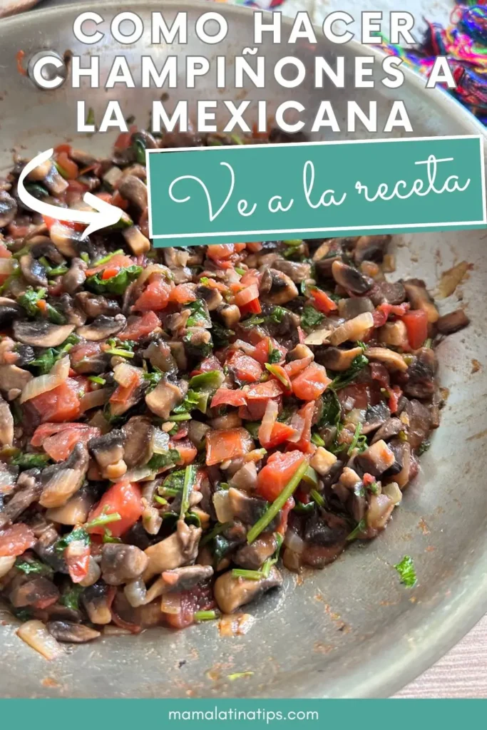 Un cuenco con champiñones picados, tomates, cebollas y cilantro mezclados, con texto en español que dice champiñones a la mexicana