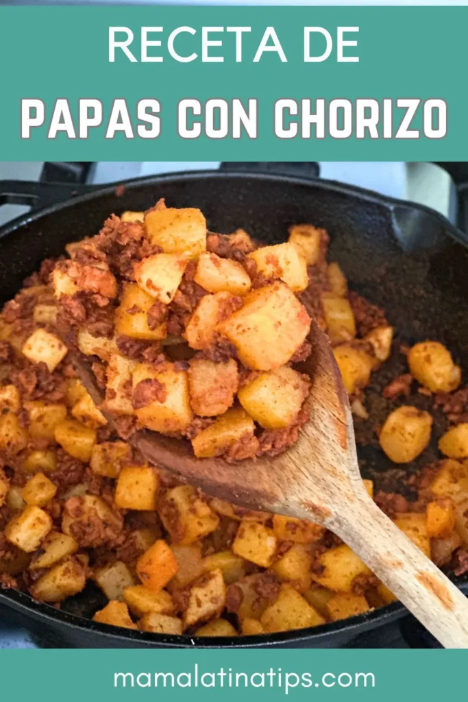 Una sartén con papas cortadas en cuadros y chorizo removiéndose con una cuchara de madera. El texto de arriba dice "Receta de Papas con Chorizo", destacando esta deliciosa receta mexicana. En la parte inferior aparece "mamalatinatips.com".